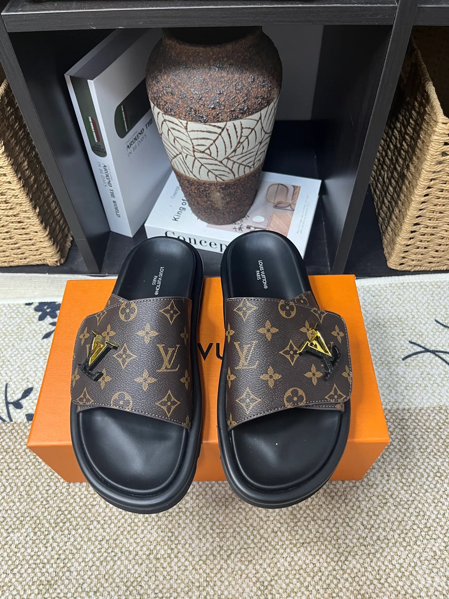 P340 [New Style] [LOUIS VUITTON] Louis Vuitton, LV printing, men's and women's slippers are now on the market, packed in drawer boxes with cloth bags and cards, the upper pattern looks very soft and waxy, and is a super versatile leg slimming tool. Fabric: imported denim/canvas/old fabric, LV hardware LOGO, official website pattern printing, comfortable to wear, feet: high-elastic PU water table. Sole: foam sole, heel height: about 5cm. Code number: 35-46, 35, 45, 46 are custom-made and non-returnable. Color: multiple colors and styles available.